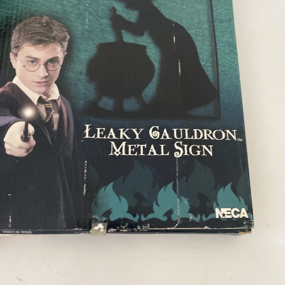 Neca Harry Potter Leaky Cauldron Metal Sign w/ original box - Picture 4 of 8